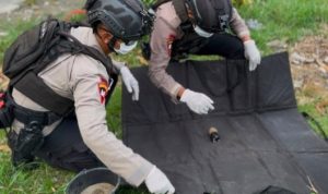 Ket poto: Evakuasi granat yang di lakukan oleh Tim Gegana dari Polres Tegal