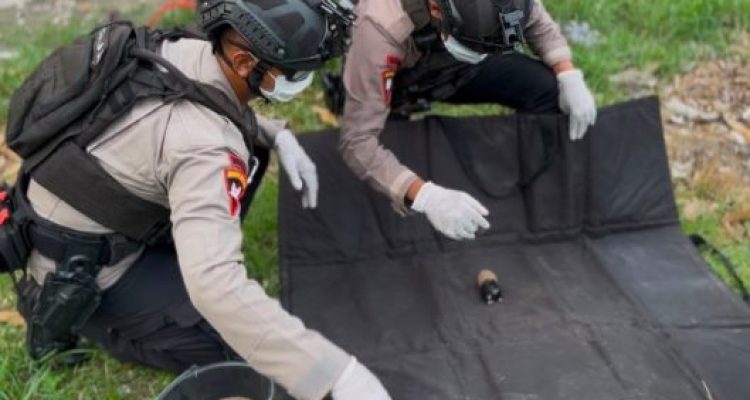 Ket poto: Evakuasi granat yang di lakukan oleh Tim Gegana dari Polres Tegal