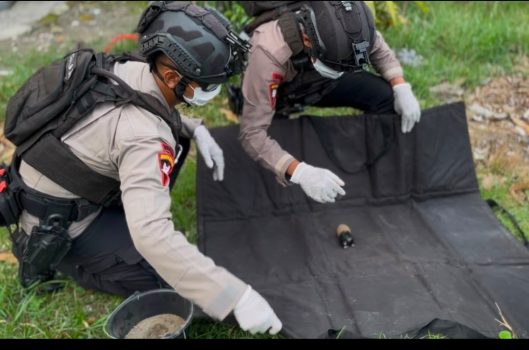 Ket poto: Evakuasi granat yang di lakukan oleh Tim Gegana dari Polres Tegal