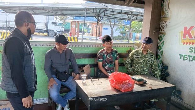 Ket poto: Pelaku pemukulan diamankan petugas di Pelabuhan Gilimanuk