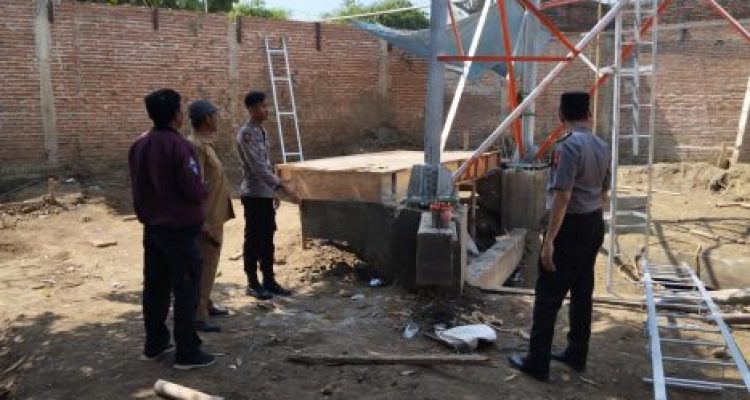 Ket poto: Pengecekan tower oleh pihak Polres Tegal dan Pihak Polsek Talang