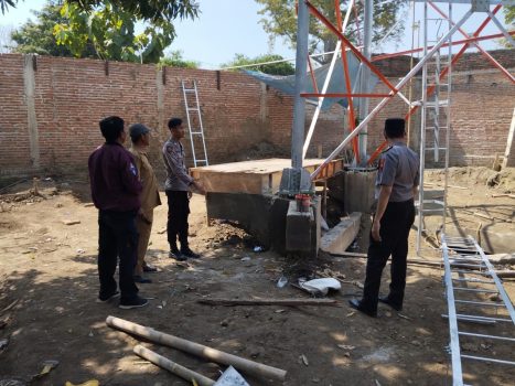 Ket poto: Pengecekan tower oleh pihak Polres Tegal dan Pihak Polsek Talang