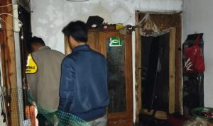 Ket poto: Pengecekan Rumah yang terbakar oleh pihak Polsek Pangkah