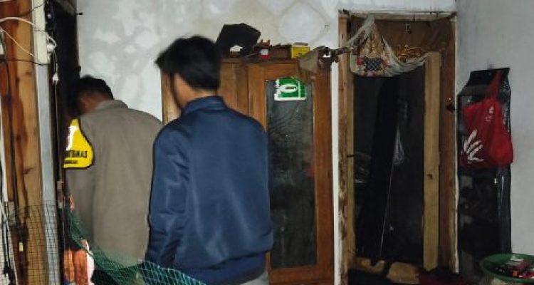 Ket poto: Pengecekan Rumah yang terbakar oleh pihak Polsek Pangkah