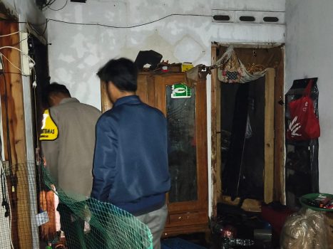 Ket poto: Pengecekan Rumah yang terbakar oleh pihak Polsek Pangkah