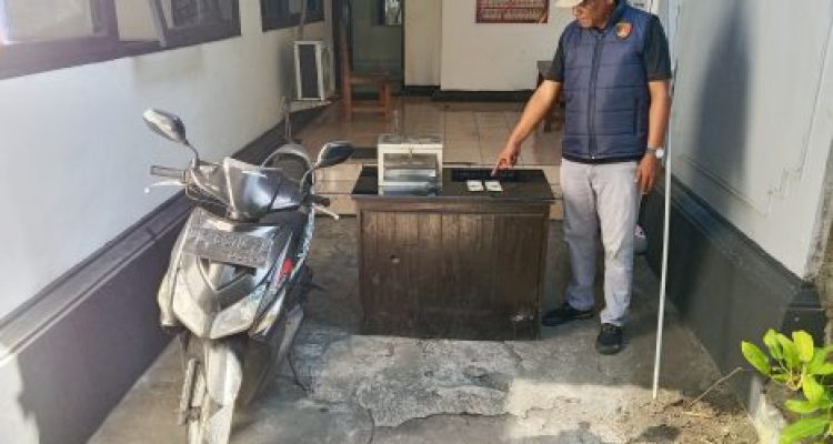 Ket poto: Petugas Kepolisian menunjukan barang bukti usai mengamankan 3 pelaku pencurian sesari
