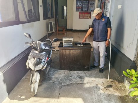 Ket poto: Petugas Kepolisian menunjukan barang bukti usai mengamankan 3 pelaku pencurian sesari