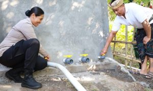 Ket poto: Kapolres Jembrana AKBP Kadek Citra Dewi Suparwati membuka kran pertama dalam peresmian sumur bor di Banjar Pancardawe