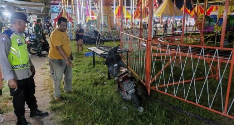 Ket poto: Lokasi jatuhnya korban dari atas Jet Coster di Pasar Pergung