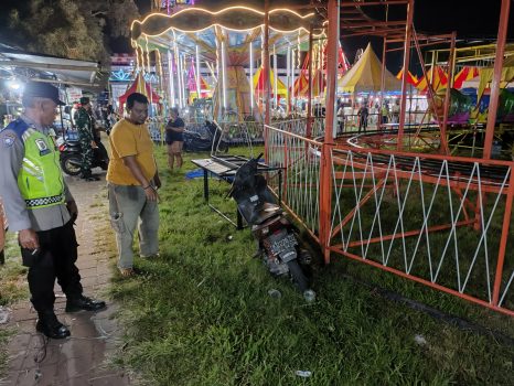 Ket poto: Lokasi jatuhnya korban dari atas Jet Coster di Pasar Pergung