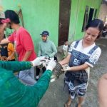 Ket poto: Petugas Keswan Kesmavet Jembrana melakukan vaksinasi rabies terhadap hewan peliharaan warga