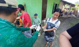 Ket poto: Petugas Keswan Kesmavet Jembrana melakukan vaksinasi rabies terhadap hewan peliharaan warga Ket poto: Petugas Keswan Kesmavet Jembrana melakukan vaksinasi rabies terhadap hewan peliharaan warga