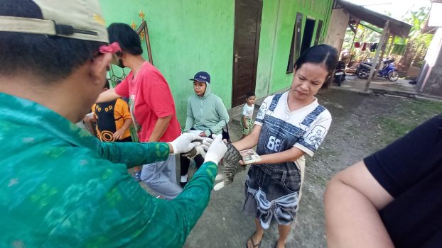 Ket poto: Petugas Keswan Kesmavet Jembrana melakukan vaksinasi rabies terhadap hewan peliharaan warga