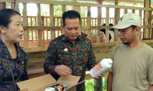 Ket poto: Bupati Jembrana I Made Kembang Hartawan saat menyerahkan obat-obatan untuk ternak kambing di Banjar Palunganbatu