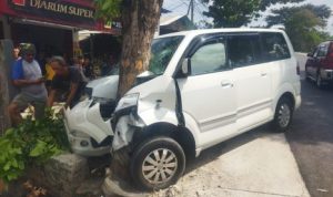 Ket poto: Kondisi Kendaraan AVP usai tabrak pohon di Melaya