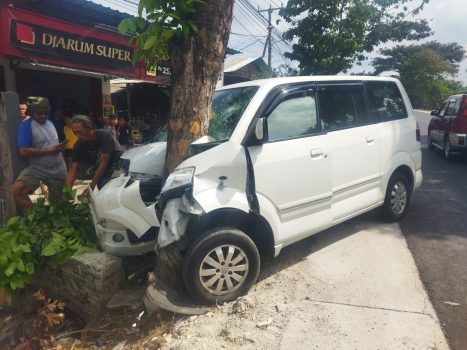 Ket poto: Kondisi Kendaraan AVP usai tabrak pohon di Melaya