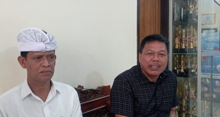 Ket poto: Kepala SMP Negeri 1 Negara I Ketut Tastra didampingi Wakil Kepala Sekolah, IB Ardika