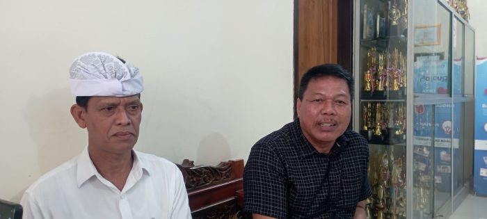 Ket poto: Kepala SMP Negeri 1 Negara I Ketut Tastra didampingi Wakil Kepala Sekolah, IB Ardika