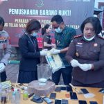 Ket poto: Pemusnahan barang bukti di Kejaksaan Negeri Jembrana