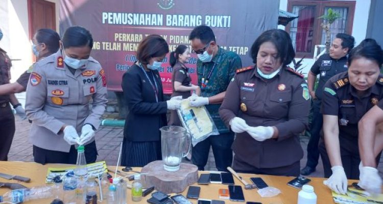 Ket poto: Pemusnahan barang bukti di Kejaksaan Negeri Jembrana