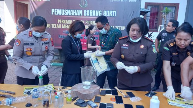 Ket poto: Pemusnahan barang bukti di Kejaksaan Negeri Jembrana