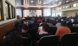 Ket Poto: Aliansi warga Desa munjung agung Berkumpul di ruangan Banggar DPRD kabupaten Tegal bersama DPRD Komisi I Ket Poto: Aliansi warga Desa munjung agung Berkumpul di ruangan Banggar DPRD kabupaten Tegal bersama DPRD Komisi I
