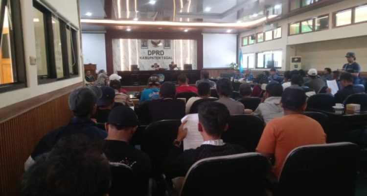 Ket Poto: Aliansi warga Desa munjung agung Berkumpul di ruangan Banggar DPRD kabupaten Tegal bersama DPRD Komisi I Ket Poto: Aliansi warga Desa munjung agung Berkumpul di ruangan Banggar DPRD kabupaten Tegal bersama DPRD Komisi I