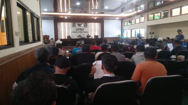 Ket Poto: Aliansi warga Desa munjung agung Berkumpul di ruangan Banggar DPRD kabupaten Tegal bersama DPRD Komisi I