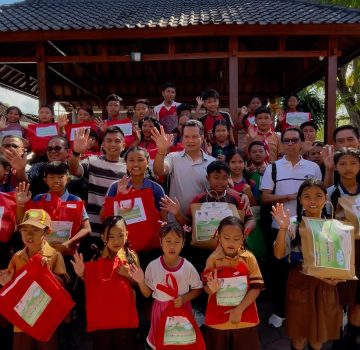 Sinergi Pemkab Jembrana dengan Swasta, Kembang – Ipat Salurkan Ratusan Seragam Bagi Siswa Kurang Mampu