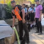 Ket poto: BPBD Jembrana salurkan air bersih di sumur bos sekolah Ket poto: BPBD Jembrana salurkan air bersih di sumur bos sekolah