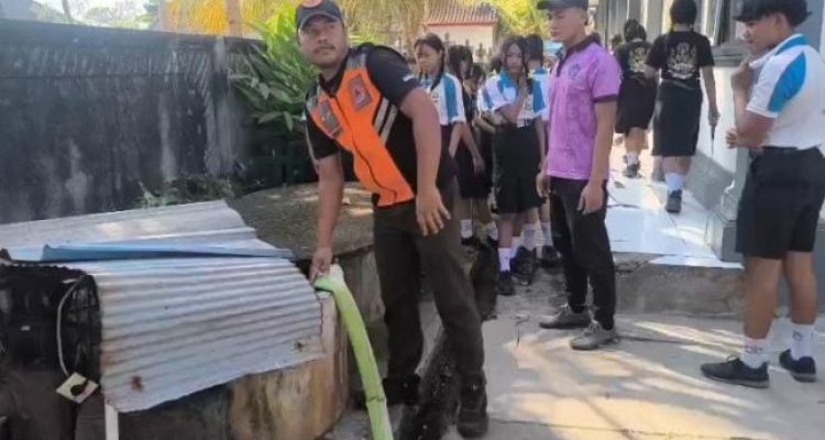 Ket poto: BPBD Jembrana salurkan air bersih di sumur bos sekolah Ket poto: BPBD Jembrana salurkan air bersih di sumur bos sekolah