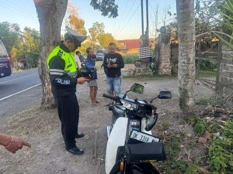 Ket poto: Kondisi sepeda motor korban usai diserempet bus di Kecamatan Mendoyo