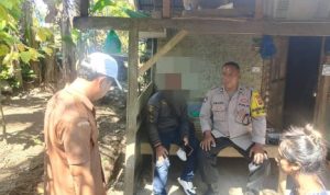 Ket poto: Petugas kepolisian dan aparat desa amankan pria yang mengaku petugas dinsos di Desa Pulukan