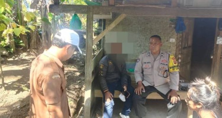 Ket poto: Petugas kepolisian dan aparat desa amankan pria yang mengaku petugas dinsos di Desa Pulukan