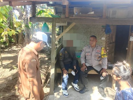 Ket poto: Petugas kepolisian dan aparat desa amankan pria yang mengaku petugas dinsos di Desa Pulukan
