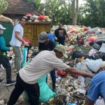 Ket poto: Pemilahan sampah di TPA Peh