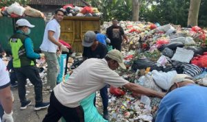 Ket poto: Pemilahan sampah di TPA Peh