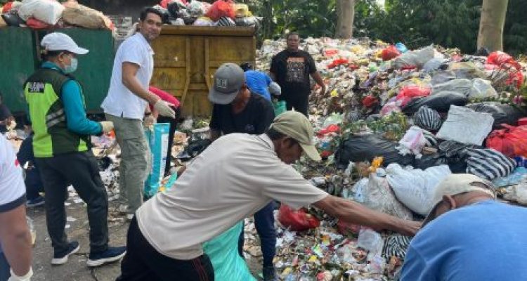 Ket poto: Pemilahan sampah di TPA Peh Ket poto: Pemilahan sampah di TPA Peh
