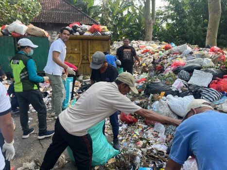 Ket poto: Pemilahan sampah di TPA Peh