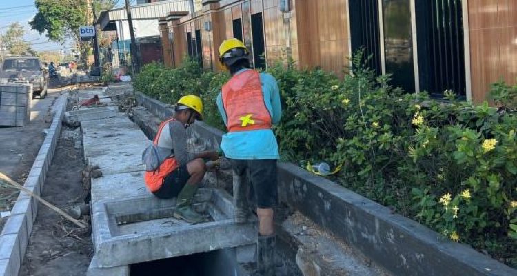 Ket poto: beberapa perkerja saat pengerjaan proyek infrastruktur