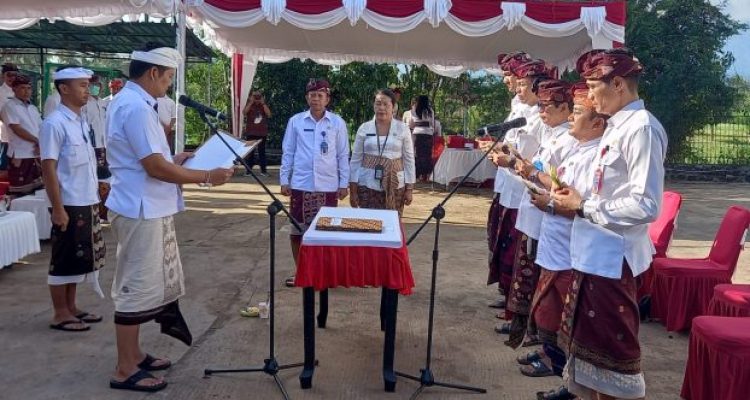 Ket poto: Bupati Jembrana I Made Kembang Hartawan melantik 5 pejabat di TPA Peh Ket poto: Bupati Jembrana I Made Kembang Hartawan melantik 5 pejabat di TPA Peh