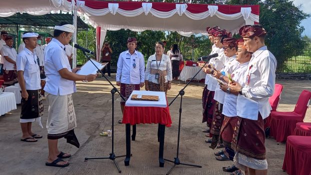 Ket poto: Bupati Jembrana I Made Kembang Hartawan melantik 5 pejabat di TPA Peh