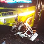 Ket poto: Kondisi sepeda motor korban usai bertabrakan dengan Bus Pariwisata di Desa Pohsanten