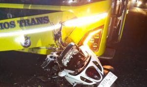 Ket poto: Kondisi sepeda motor korban usai bertabrakan dengan Bus Pariwisata di Desa Pohsanten Ket poto: Kondisi sepeda motor korban usai bertabrakan dengan Bus Pariwisata di Desa Pohsanten