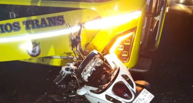 Ket poto: Kondisi sepeda motor korban usai bertabrakan dengan Bus Pariwisata di Desa Pohsanten Ket poto: Kondisi sepeda motor korban usai bertabrakan dengan Bus Pariwisata di Desa Pohsanten