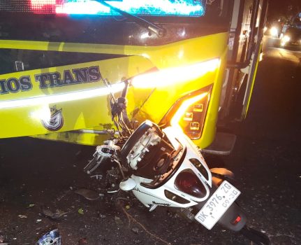 Ket poto: Kondisi sepeda motor korban usai bertabrakan dengan Bus Pariwisata di Desa Pohsanten