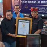 Ket poto: Bupati Tabanan, Dr. I Komang Gede Sanjaya, dianugerahi penghargaan Sahabat Pers Indonesia Ket poto: Bupati Tabanan, Dr. I Komang Gede Sanjaya, dianugerahi penghargaan Sahabat Pers Indonesia