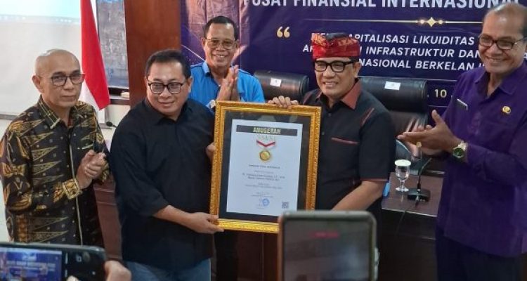 Ket poto: Bupati Tabanan, Dr. I Komang Gede Sanjaya, dianugerahi penghargaan Sahabat Pers Indonesia Ket poto: Bupati Tabanan, Dr. I Komang Gede Sanjaya, dianugerahi penghargaan Sahabat Pers Indonesia