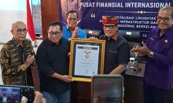 Ket poto: Bupati Tabanan, Dr. I Komang Gede Sanjaya, dianugerahi penghargaan Sahabat Pers Indonesia