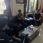 Ket poto: Plt Camat Mendoyo saat mendatangi Perbekel Menyo Dangin Tukad terkait kasus usaha desa Kebebeng